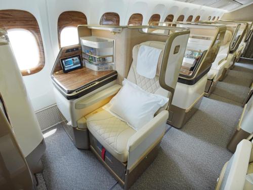 b777-businessclass-side